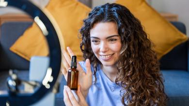 
		Beauty-Influencerin lächelt in Kamera
	
